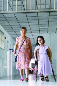 泸州新闻网：身高1.2米的达州女孩 她拄着拐杖来泸州上大学
