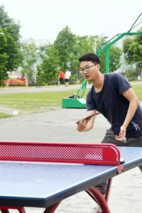 乒乓球社举办“零距离乒乓比赛”