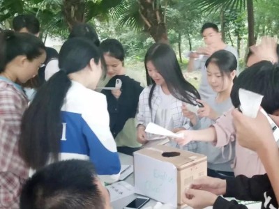 英语社" Oral. English Club"举办猜字谜比赛及歌唱比赛