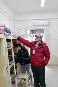 学院党委书记罗晓勤同志走访学生宿舍