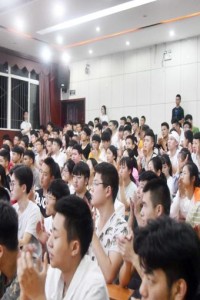 学院举行＂感恩教育＂主题讲座