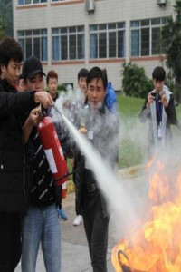 学院举行“11·9”消防应急疏散和灭火演练活动