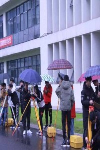 学院200名学生冒雨参加测绘考试