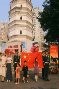 学院组织开展“我和国旗合影”主题活动
