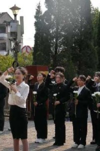 江阳城建职业学院医药康养学院党总支组织党员和团干部代表前往龙马潭区烈士陵园，开展"缅怀革命先烈，汲取奋进力量"清明祭扫主题党日活动。学院全体党员同志和团干部共50余人参与活动。